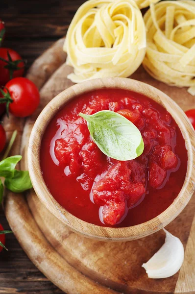 Sauce with tomatoes and basil — Stock Photo, Image