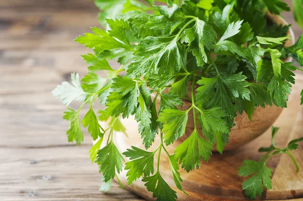 Groene verse peterselie op tafel — Stockfoto