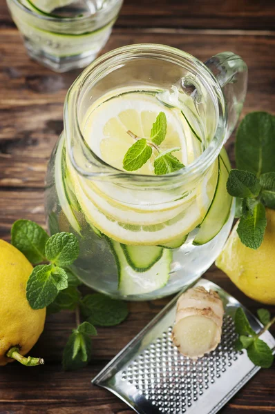 Healthy cocktail with lemons and cucmber — Stock Photo, Image