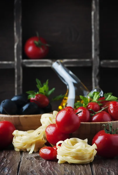 Italian spaghetti with ripe tomatoes — Stock Photo, Image