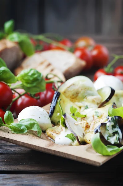 Rollos de berenjena con mozzarella — Foto de Stock