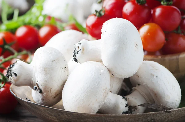 Rauwe champignons en tomaten — Stockfoto