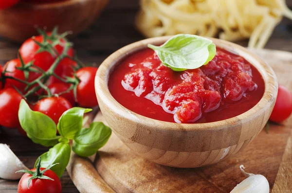 Italienische hausgemachte traditionelle Sauce — Stockfoto