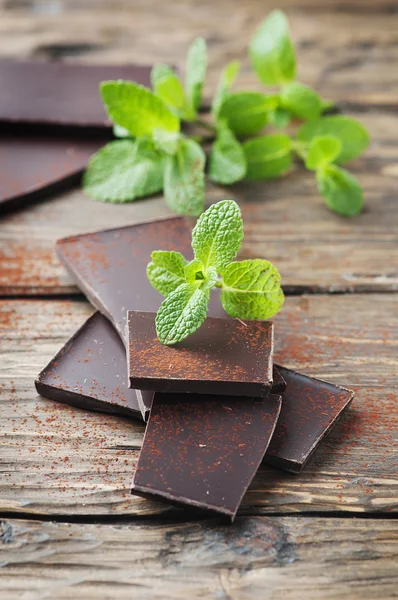 Tmavá čokoláda s mátou — Stock fotografie