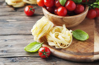 Domates ve fesleğenli İtalyan makarnası.