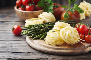 Ham kuşkonmaz ile İtalyan makarna 