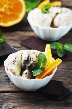 Çikolatalı ve naneli dondurma. 