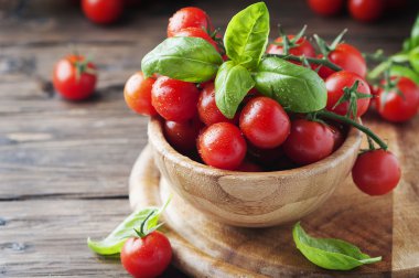 Olgun domates ve fesleğen