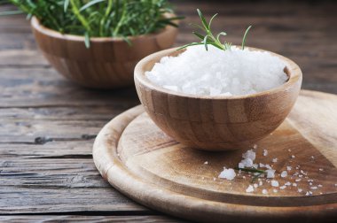 Beyaz tuz ve taze biberiye 