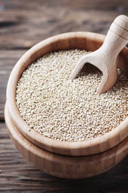 Pişmemiş sağlıklı quinoa