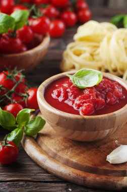 İtalyan sosu fesleğen ve domates ile