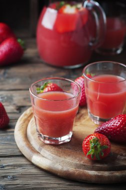 Tatlı taze çilek suyu