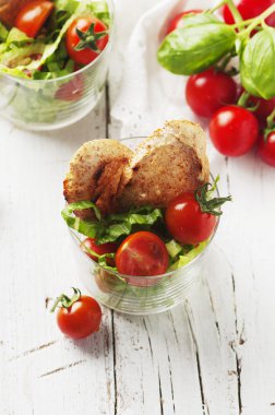 Sağlıklı salata domates ve ekmek