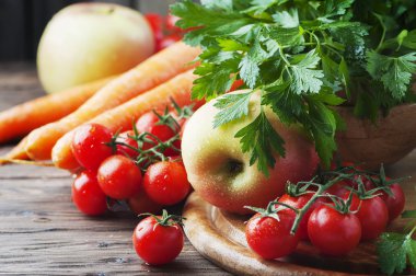 Sağlıklı domates ve elma