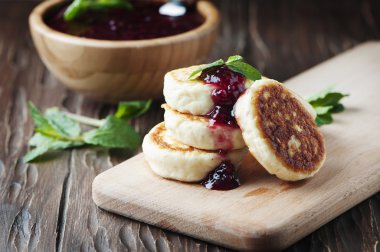 Ahududu reçeli ile Pancakes 