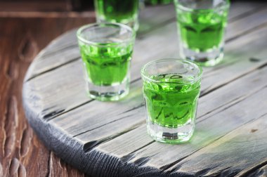 Tarhun ile yeşil tatlı kokteyl