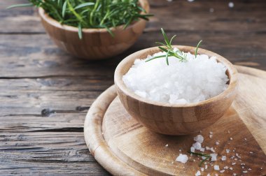 Beyaz tuz ve taze biberiye 