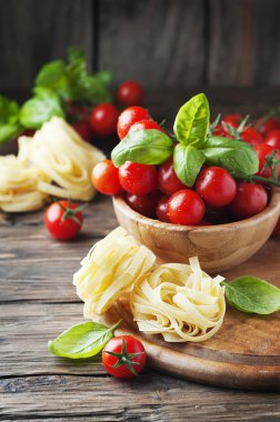 İtalyan makarna ve domates fesleğen ile 