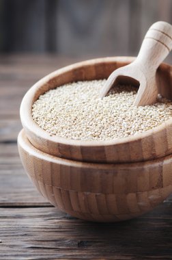 Pişmemiş sağlıklı quinoa