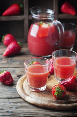 Tatlı lezzetli çilek suyu