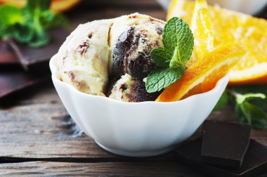 Çikolatalı ve naneli dondurma. 