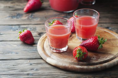 Tatlı taze çilek suyu