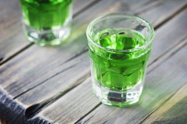 Tarhun ile yeşil tatlı kokteyl