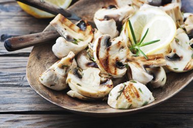 Limon ve biberiye ile ızgara mantar 