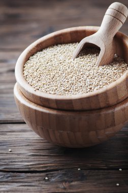 Pişmemiş sağlıklı quinoa