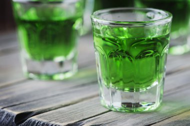 Tarhun ile yeşil tatlı kokteyl