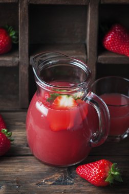 Tatlı taze çilek suyu