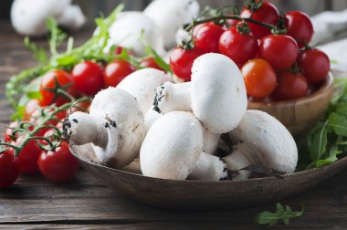 Ham mantar ve domates