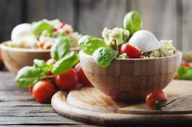 Sağlıklı salata quinoa ve domates ile