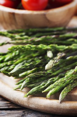 Domates ile ham taze kuşkonmaz