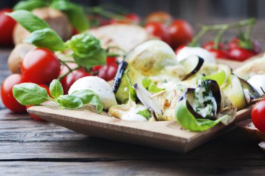 Süzme peynir ile patlıcan böreği 