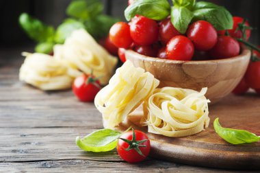 Domates ve fesleğenli İtalyan makarnası.