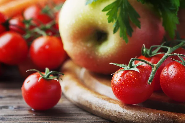 Tomates saludables y manzana — Foto de Stock