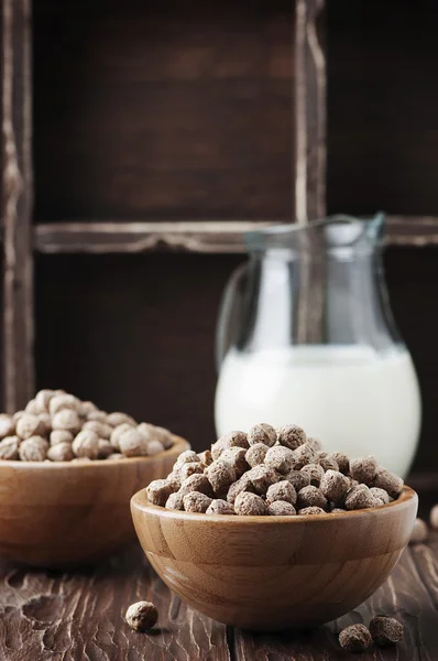 Healthy breakfast with bran and milk — Stock Photo, Image