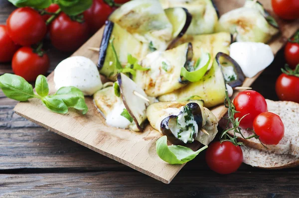 Auberginenröllchen mit Quark — Stockfoto