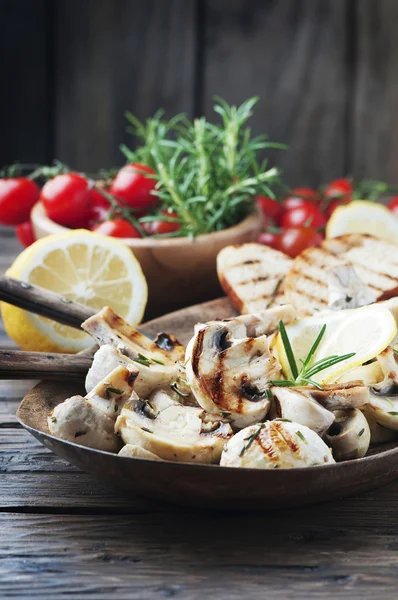 Setas a la parrilla con limón y romero — Foto de Stock