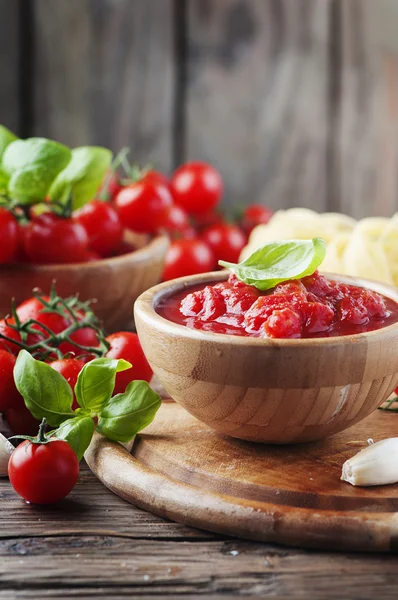 Итальянский соус с помидорами и базиликом — стоковое фото