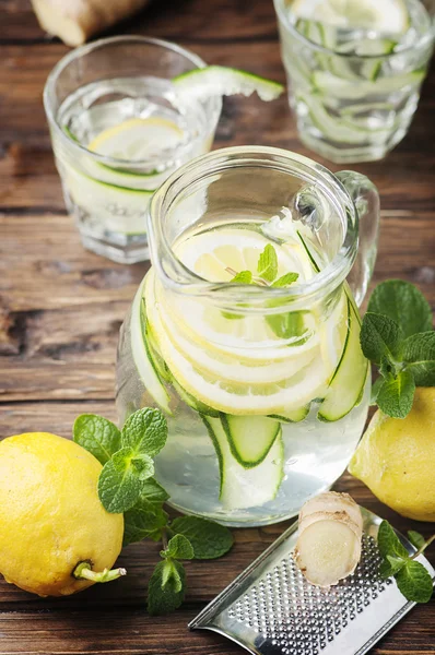 Healthy cocktail with lemons and cucumber — Stock Photo, Image