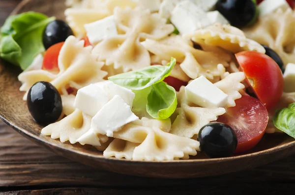 Insalata italiana con pasta e mozzarella — Foto Stock