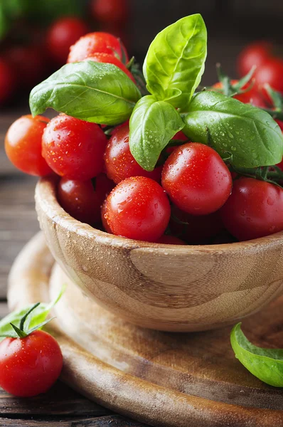 Tomates saudáveis e manjericão — Fotografia de Stock