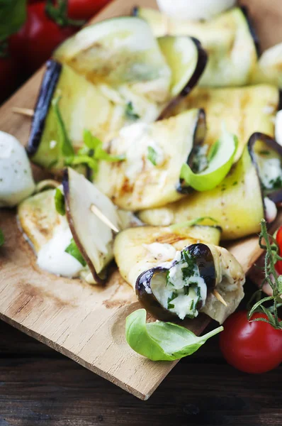 Vegetarische Auberginenröllchen mit Mozzarella — Stockfoto