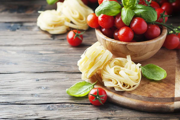 İtalyan makarna ve domates — Stok fotoğraf