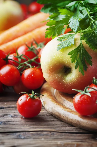 Tomates saludables y manzana — Foto de Stock