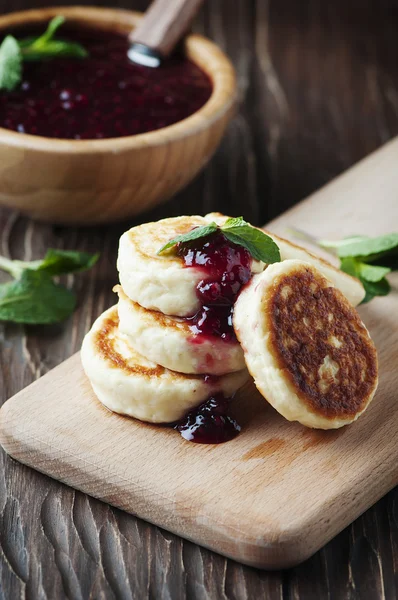 Panqueques con mermelada de frambuesa —  Fotos de Stock