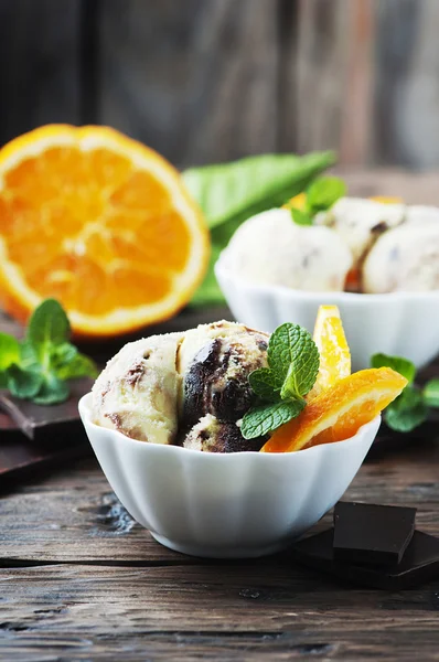 Helado con chocolate y menta —  Fotos de Stock