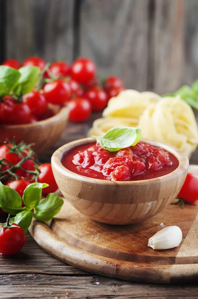 Italienische Sauce mit Basilikum und Tomaten — Stockfoto